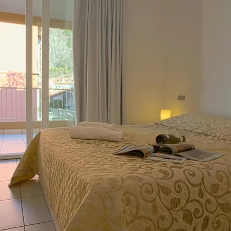 Sleeps 6 Pool Air Con Apartment Maccagno