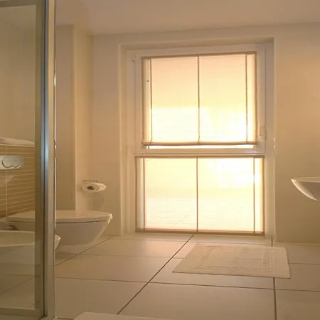 Apartment Sleeps 6 Pool Air Con