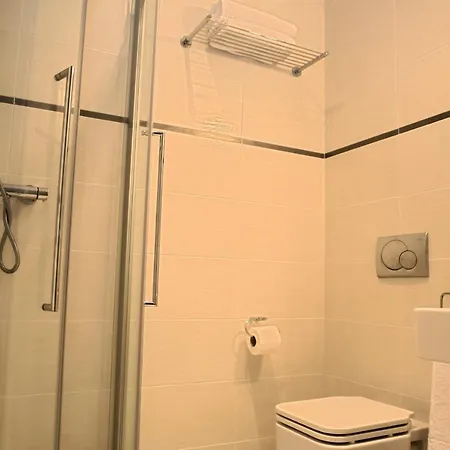 Sleeps 6 Pool Air Con