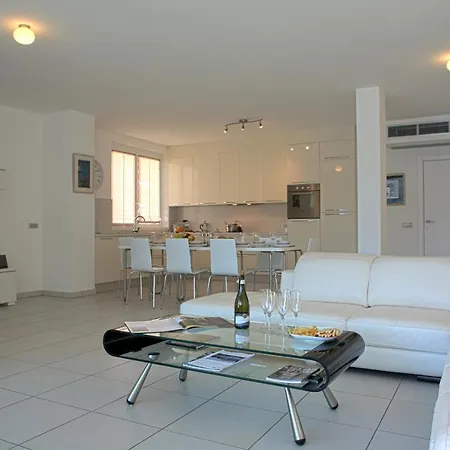 Sleeps 6 Pool Air Con Apartment *