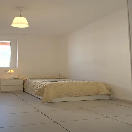 Sleeps 6 Pool Air Con * Maccagno